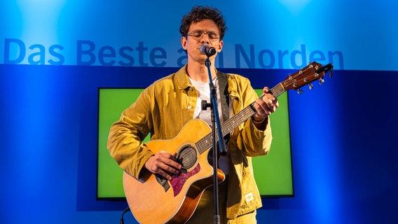 Singer-Songwriter Kamrad auf der Bühne in Güstrow. © NDR / Axel Herzig Foto: Axel Herzig