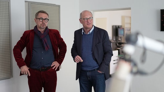 NDR Intendant Joachim Knuth (r.) zu Besuch im Haff-Müritz-Studio Neubrandenburg. Studioleiter Michael Elgaß stellt die Kolleg*innen im Studio vor. NDR Intendant Joachim Knuth (r.) zu Besuch im Haff-Müritz-Studio Neubrandenburg. Studioleiter Michael Elgaß stellt die Kolleg*innen im Studio vor. © NDR Foto: Thomas Eichler