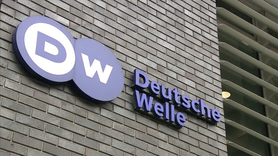 Das Logo der Deutschen Welle prangt am Redaktionsgebäude. © NDR 