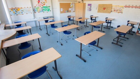 Stühle und Tische stehen im Abstand von jeweils zwei Metern in einem Klassenraum der IGS Roderbruch. © dpa-Bildfunk Foto: Julian Stratenschulte/dpa