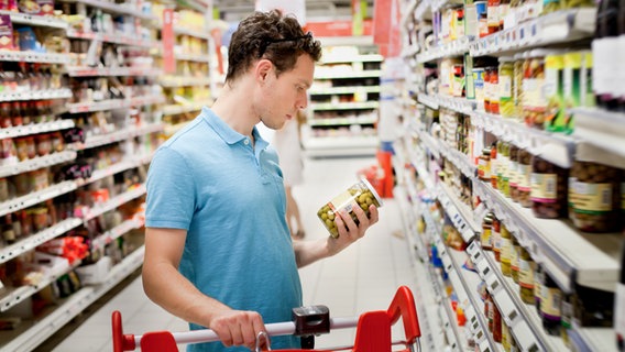Mann im Supermarkt © fotolia.com Foto: anyaberkut