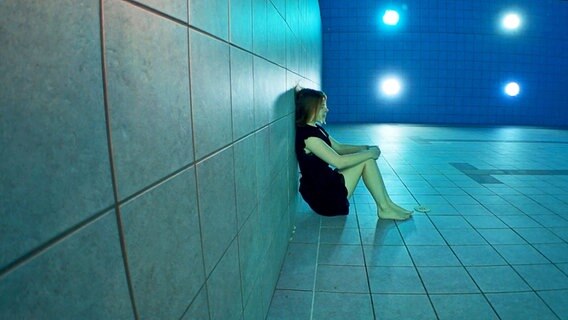 Eine Apnoe-Taucherin sitzt am Boden eines Schwimmbeckens. © NDR/Kulturjournal 