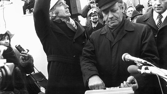 Mit einem Hebeldruck übergibt Bundeskanzler Helmut Schmidt (SPD) am 10. Januar 1975 in Hamburg den neuen Elbtunnel dem Verkehr. © picture-alliance / dpa Foto: Lothar Heidtmann