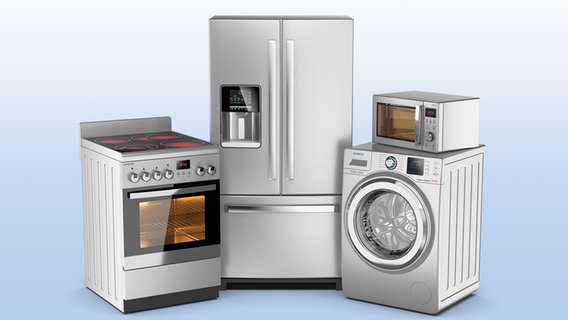 Verschiedene Elektrogeräte (Kühlschrank, Waschmaschine, Herd) stehen nebeneinander. © PantherMedia Foto: aleksanderdnp