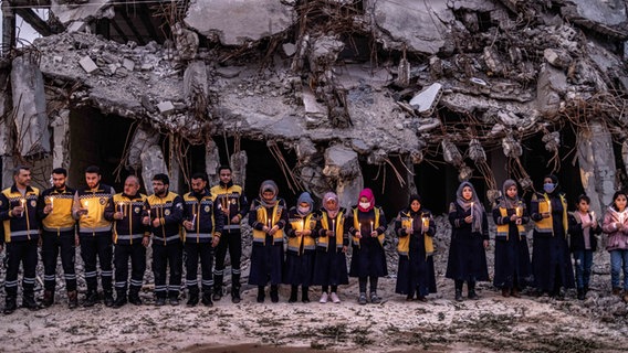 Menschen gedenken der Erdbebenopfer in Syrien © Anas Alkharboutli/dpa Foto: Anas Alkharboutli