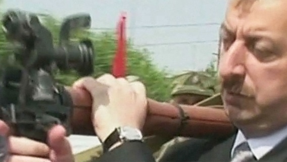 Präsident Aserbaidschans mit einer Panzerfaust © NDR 
