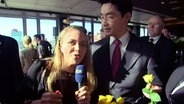 extra 3 Reporterin Jasmin Al-Safi mit Philipp Rösler  