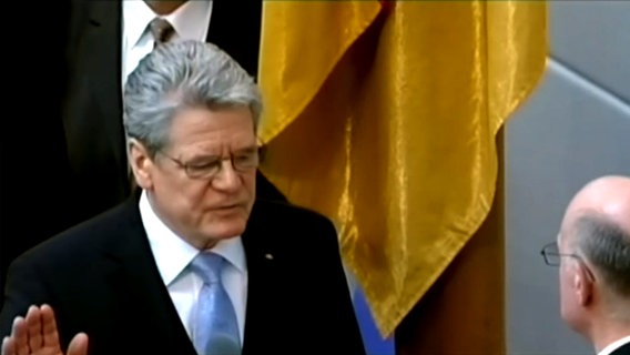 Joachim Gauck im Bundestag hebt seine Hand zum Eid  