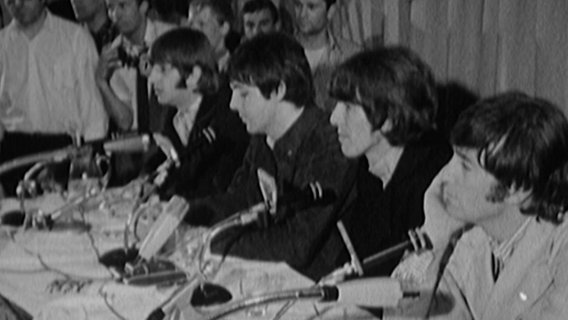 Die Beatles bei einer Pressekonferenz in Hamburg.  