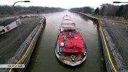 Ein Binnenschiff fährt in eine Schleuse auf dem Elbe-Seitenkanal.  