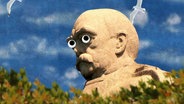 Der Kopf des Bismarckdenkmals mit hinzugefügten Augen.  