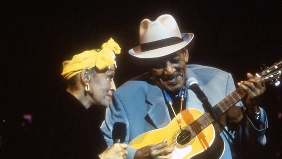 Von links: Omara Portuondo, die Edith Piaf Kubas und der Sänger und Gitarrist Compay Segundo. © MDR/BR/Telepool 