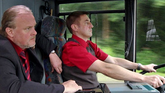 In der Sendung Postillon24 bekommt ein Busfahrer eine Unfreundlichkeitsschulung.  