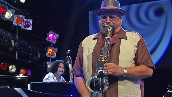 Konzertszene: Saxofonist Joe Lovano beim Konzert mit der NDR Bigband bei der JazzBaltica 2008 © Screenshot 