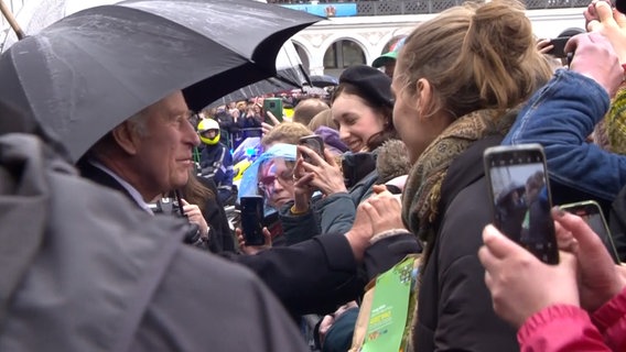 Charles III. beim Bad in der Menge auf dem Hamburger Rathausmarkt © Screenshot 