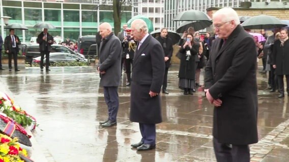 König Charles und Bundespräsident Frank-Walter Steinmeier stehen vor dem Mahnmal St. Nikolai und legen Kränze nieder. © Screenshot 
