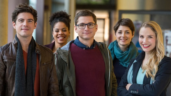 (v.l.n.r.) Ben Ahlbeck (Philipp Danne), Vivienne Kling (Jane Chirwa), Dr. Elias Bähr (Stefan Ruppe), Dr. Theresa Koshka (Katharina Nesytowa), Julia Berger (Mirka Pigulla). © © ARD/Jens Ulrich Koch 