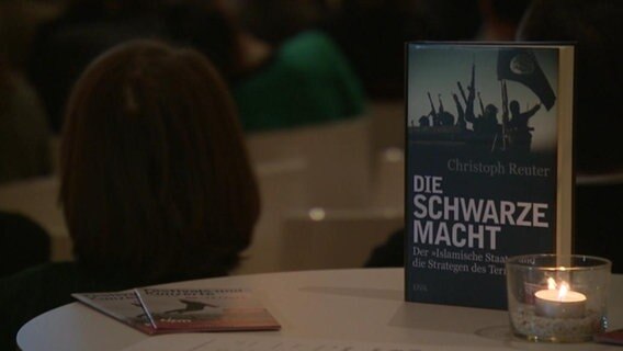 Zu sehen ist das Buch "Die Schwarze Macht" des Journalisten Christoph Reuter, der dafür mit dem NDR Kultur Sachbuchpreis ausgezeichnet wurde.  