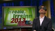 Christian Ehring mit einer Maske im Studio.  