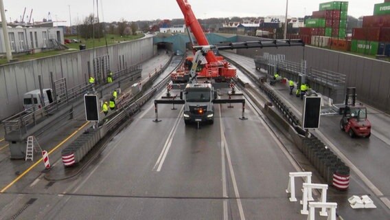 Eine Baustelle vor dem Elbtunnel. © NDR Foto: Screenshot