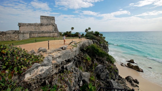 Festung am Meer: Die alte Maya-Stadt Tulum an Mexikos Karibikküste. © NDR/Florian Melzer 