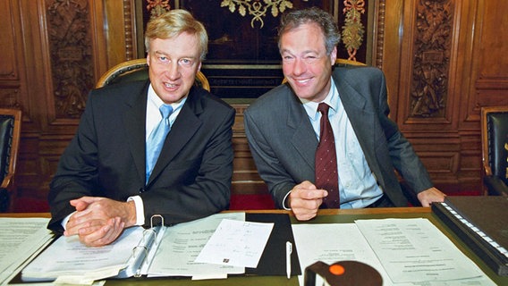 Optimismus auf der ersten Senatssitzung der ungleichen Koalitionspartner Ole von Beust (li.) und Ronald Schill. Optimismus auf der ersten Senatssitzung der ungleichen Koalitionspartner Ole von Beust (li.) und Ronald Schill. © NDR/ECO Media TV-Produktion GmbH/Bertold Fabricius