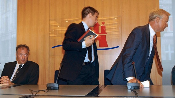 Eklat im Rathaus - Pressekonferenz im Rathaus am 19.08.2003. Bürgermeister Ole von Beust (re.) entlässt seinen Stellvertreter und Koalitionspartner Innensenator Ronald Schill (li.). Eklat im Rathaus - Pressekonferenz im Rathaus am 19.08.2003. Bürgermeister Ole von Beust (re.) entlässt seinen Stellvertreter und Koalitionspartner Innensenator Ronald Schill (li.). © NDR/ECO Media TV-Produktion GmbH/Bertold Fabricius