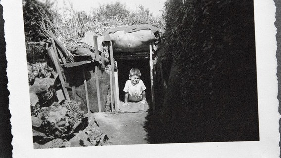 Willi Grützke in einem Behelfsbunker auf der Parzelle, 1944. Krieg wurde auch für die Kinder zum Alltag. Willi Grützke in einem Behelfsbunker auf der Parzelle, 1944. Krieg wurde auch für die Kinder zum Alltag. © NDR/Willi Grützke