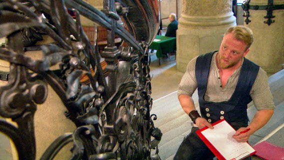 Johannes Rienhoff baut das Geländer des Hamburger Rathaus für das Schloss Lützow nach. © NDR 