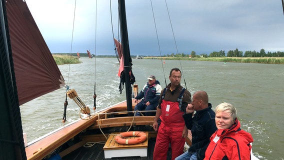 Die erste Regatta der Saison startet in Zingst. Heike und Uwe sind mit kleiner Mannschaft dabei. Anders lässt sich das große Schiff nicht durch eine Wettfahrt steuern. © NDR 