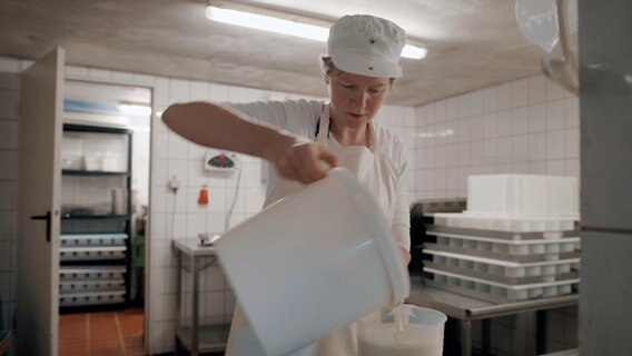 Käserin Nora Mannhardt in der Käserei vom Bauckhof Amelinghausen. © NDR/Benjamin Cordes 