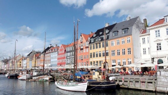 Im Kopenhagener Nyhavn; der „neue Hafen“ ist eine der bedeutendsten Sehenswürdigkeiten der dänischen Hauptstadt. © NDR/HR/Dagmar Hase 