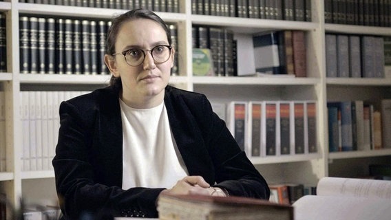 Rechtsanwältin Carolin Arnemann will einen Justizirrtum aufklären. © NDR/SWR 