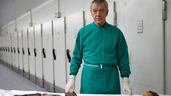 Der Hamburger Rechtsmediziner Professor Dr. Klaus Püschel war in der Prüfung der Zulassung zur Wiederaufnahme als Gutachter in dem Fall Genditzki tätig. Der Hamburger Rechtsmediziner Professor Dr. Klaus Püschel war in der Prüfung der Zulassung zur Wiederaufnahme als Gutachter in dem Fall Genditzki tätig. © NDR/SWR