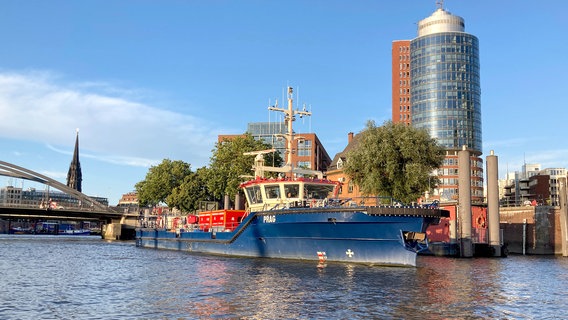 Das Feuerwehrschiff "Prag" erreicht mit seinem flachen Boden auch seichte Ecken des Hafens. © NDR/Miramedia GmbH 