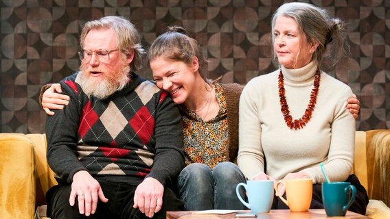 Konstantin Graudus, Rabea Lübbe und Meike Harten in der Komödie "Die lieben Eltern". © NDR/Oliver Fantisch 