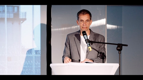 Jens Söring ist seit 2019 frei und lebt in Deutschland. Er hat zahlreiche Bücher geschrieben und tritt immer wieder in deutschen Talkshows, auf Bühnen und bei Lesungen auf. © NDR 