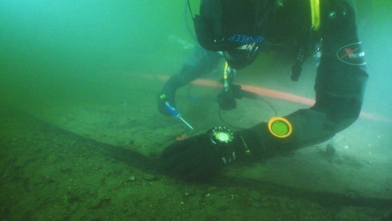 Unterwasserarchäologe Felix Rösch findet eine Reparaturstelle am Wrack – der Beweis, dass das Geisterschiff einige Jahre auf See gewesen ist. © NDR 