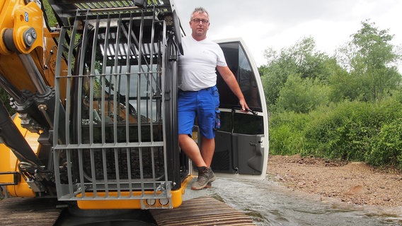 Für die Renaturierung der Hunte verteilt Baggerfahrer Christian Grensemann mit seinem Bagger 750 Tonnen Kies und fährt dazu mitten in den Fluss. © NDR/Christian Pietscher 