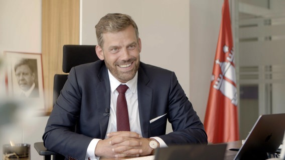 Falko Droßmannn an seinem Schreibtisch im Bezirksamt Hamburg-Mitte. © NDR/beckground tv + Filmproduktion GmbH 