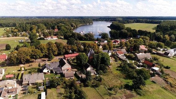 In Buchholz am äußersten Zipfel des Müritzsees wird es ruhig, wenn im Herbst die Touristen weg sind. Dann übernehmen die Buchholzer mit ihren Geschichten wieder das Dorf. © NDR/Videomagic 