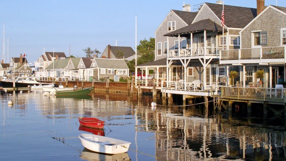 Nah am Wasser gebaut: Alte Holzhäuser aus dem 17. und 18. Jahrhundert säumen das Hafenbecken von Nantucket vor der Küste Neuenglands, USA. Nah am Wasser gebaut: Alte Holzhäuser aus dem 17. und 18. Jahrhundert säumen das Hafenbecken von Nantucket vor der Küste Neuenglands, USA. © NDR/Michael Galvin/Nantucket Chamber of Commerce
