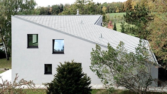 Durch die eigenwillige Dachform mit dem diagonal verlaufenden First ist eine außergewöhnliche Architektur entstanden. © NDR/BR/Philipp Jester 
