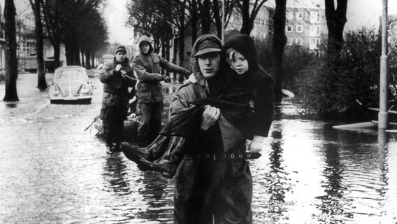 Bundeswehrsoldaten und freiwillige Helfer retten Opfer aus dem Überschwemmungsgebiet der Sturmflutkatastrophe vom 16. auf den 17. Februar 1962. © NDR/dpa/picture-alliance 