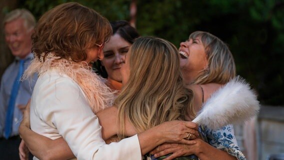 Szenenbild aus der Serie "The Split - Beziehungsstatus ungeklärt": Vier Frauen umarmen sich. © Sister Pictures Foto: Tereza Cervenova