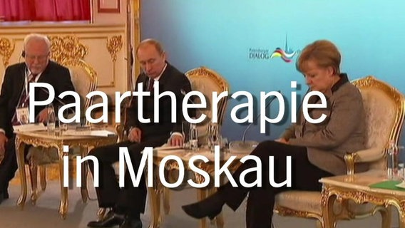 Putin und Merkel auf Stühlen  