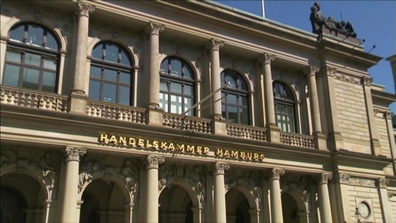 Das Gebäude der Handelskammer in Hamburg mit dem Schriftzug in goldenen Buchstaben.  