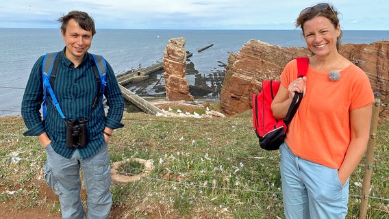 Moderatorin Anne Willmes besucht mit dem Ornithologen Elmar Ballstaedt vom Verein Jordsand den Lummenfelsen, wo Tausende von Basstölpeln brüten. © NDR/WDR/Beate Höfener 