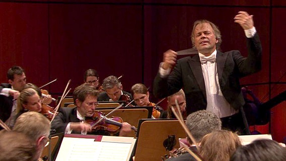 Thomas Hengelbrock dirigiert das NDR Elbphilharmonie Orchester  