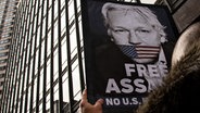 Ein Mann hält ein Free-Assange-Schild hoch. © picture alliance / ZUMAPRESS.com | Laura Brett Foto: Laura Brett